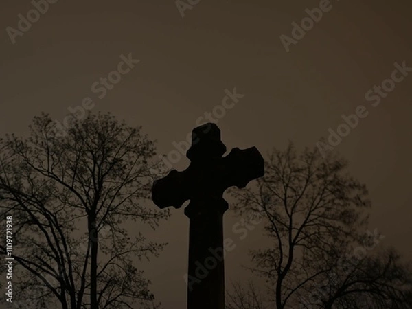 Obraz Stary krzyż na tle nocnego zachmurzonego nieba, opuszczony cmentarz 