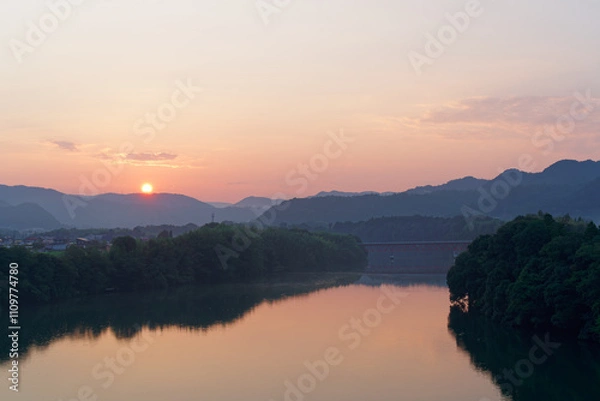 Obraz 岐阜県八百津町　稲葉城公園から見る木曽川と日の出