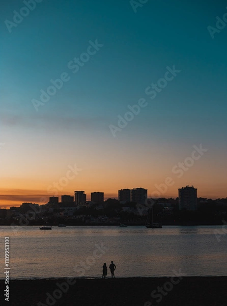 Obraz Two people are enjoying a beautiful sunset over the douro river with the cityscape of Porto in the background, creating a serene and romantic atmosphere. From Cabedelo, Vila Nova de Gaia, portugal