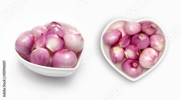 Obraz Szalotka w misce w kształcie serca, na białym tle