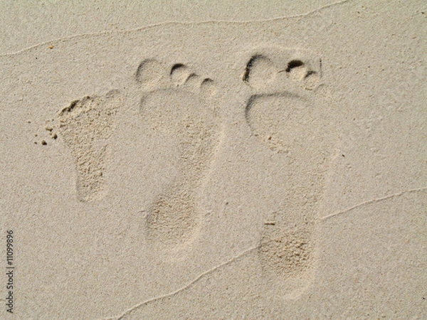 Obraz empreintes de pied sur le sable blanc