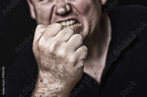 Obraz agresywny groźny frontalny