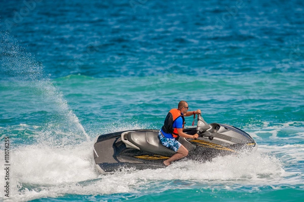 Fototapeta Młody człowiek na Jet Ski, Tropical Ocean, wakacyjna koncepcja