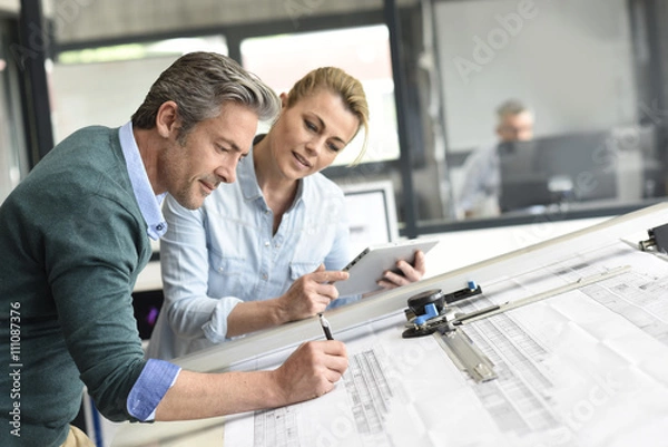 Fototapeta Zespół architektów pracujących razem nad projektem