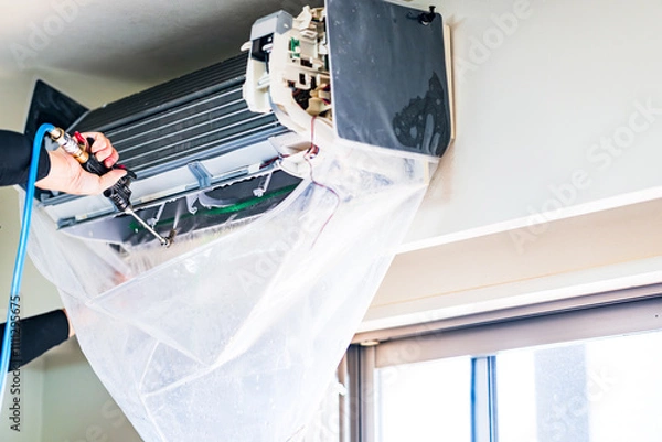Fototapeta エアコン クリーニング サービス で カビ取り 洗浄 【 大掃除 の イメージ 】