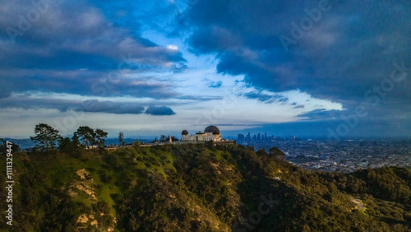 Fototapeta FEBRUARY 2023, LOS ANGELES, CA., USA - aerial view of Griffith Planetarium with view of Los Angeles skyline in distance