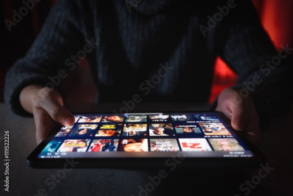 Obraz 가정에서 밤늦은시간까지 OTT 를 시청하는 미디어중독자