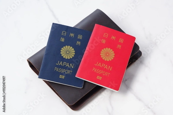 Fototapeta パスポート（10年用と5年用）とシステム手帳（トラベラーズノート）で、海外旅行を計画しているイメージ
