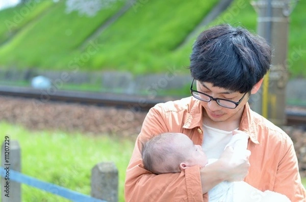 Fototapeta 子供を抱く父親