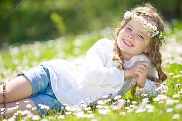 Obraz Happy kid in a camomile field 