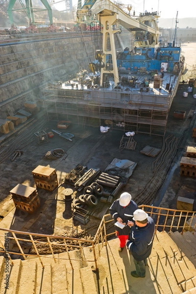 Obraz Dock workers in dry dock.