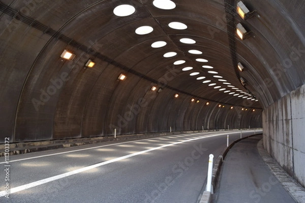 Fototapeta シェルター／山形県庄内地方の海岸道路で、シェルターを撮影した写真です。すぐ横が海なので、風や波除けの役目を果たします。また冬期間は、雪から防護するために設置されたシェルターです。