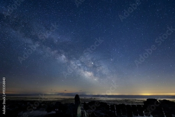 Fototapeta 海辺のオブジェと天の川と能登半島の星空