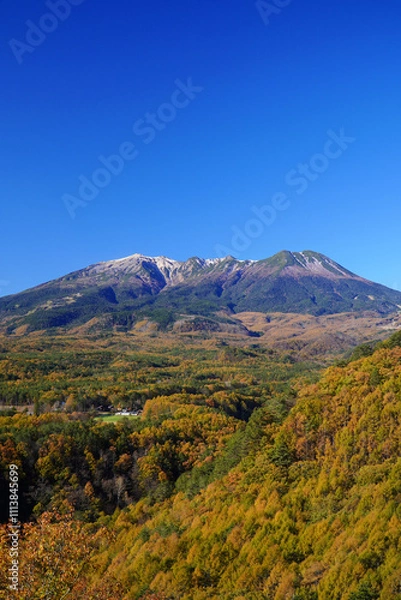 Fototapeta 秋の開田高原　九蔵峠から眺めた御嶽山と紅葉