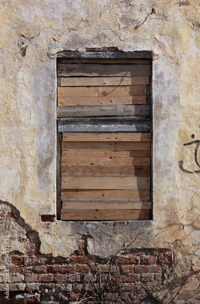 Obraz old ruined destroyed window without frame in old building is cho