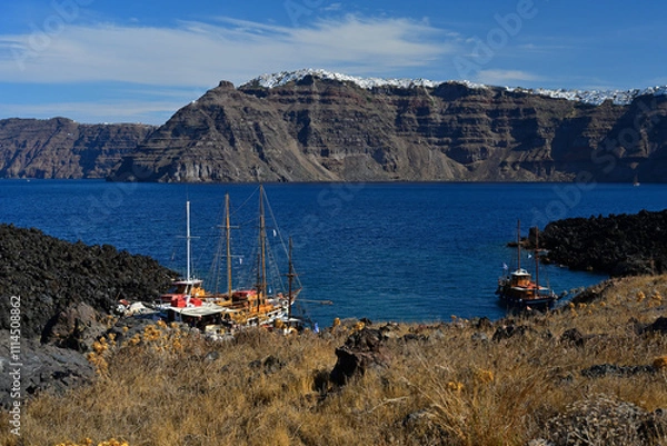 Obraz Ausflugsschiffe ankern an der Vulkaninsel Nea Kameni und man sieht die Caldera von Santorin mit der weißen Stadt Fira 