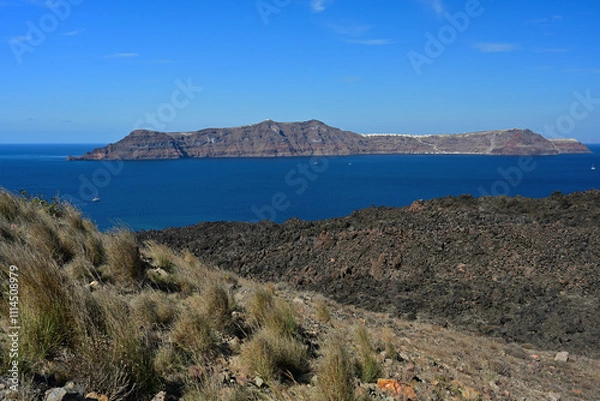 Obraz Von der Vulkaninsel Nea Kameni in der Caldera von der Griechischen Insel Santorin hat man einen schöne Aussicht auf die Nachbarinsel Thirasia.