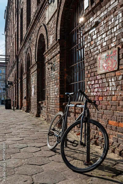 Obraz Rower oparty o ceglany budynek