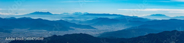 Fototapeta 秋の飯綱山山頂からの絶景　長野市の街越しの甲信地方の山々　　長野市　長野県　日本