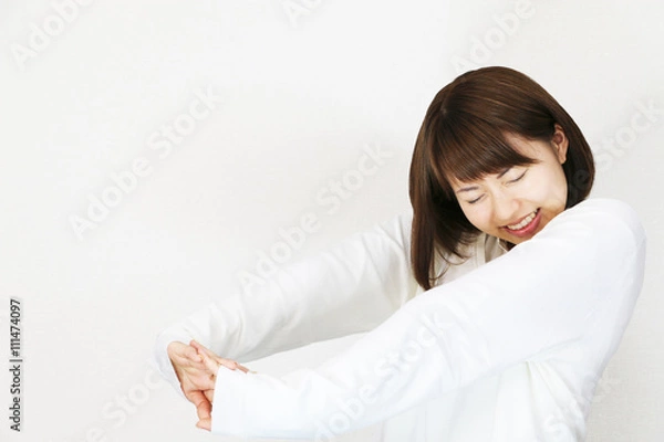 Fototapeta 背伸びをする若い女性