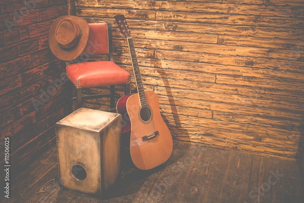 Obraz Cajon i gitara akustyczna na drewnianej scenie w pubie