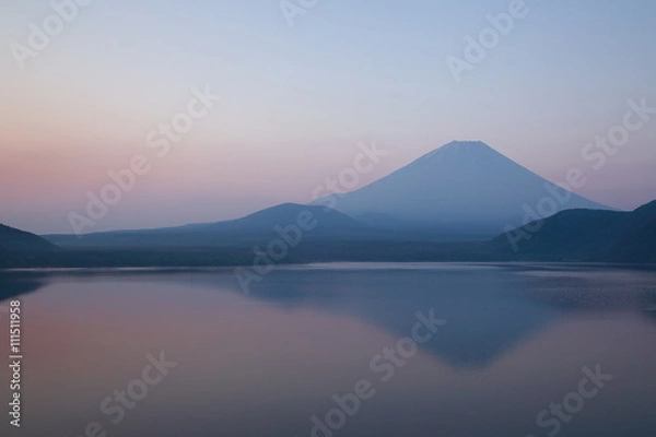 Fototapeta 穏やかな湖の夜明け