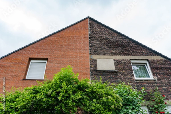 Obraz Renovierte und nicht renovierte Doppelhaushälfte