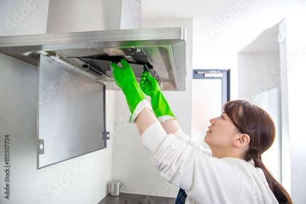 Obraz 換気扇の掃除をする日本人の女性