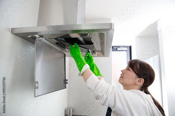 Obraz 換気扇の掃除をする日本人の女性