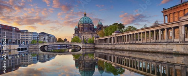 Obraz Berlin. Panoramiczny obraz berlińskiej katedry i Wyspy Muzeów w Berlinie podczas wschodu słońca.