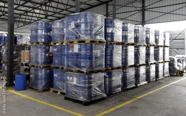 Obraz Beczki przemysłowe przygotowane do utylizacji