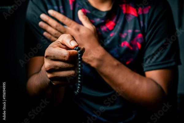 Obraz Man Praying with Rosary Beads