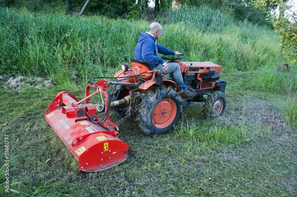 Obraz Taglio dell'erba con trattore