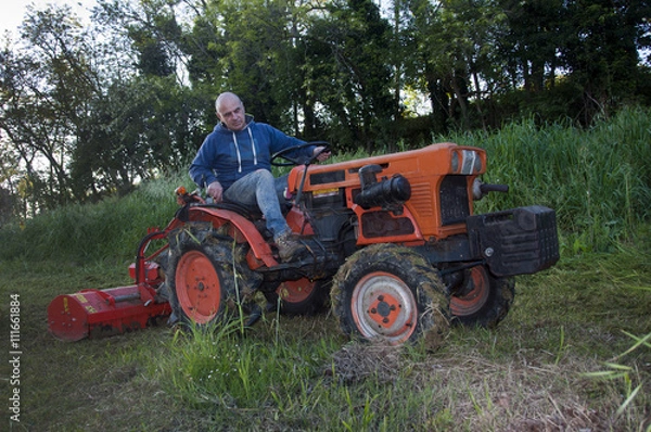 Obraz Taglio dell'erba con trattore