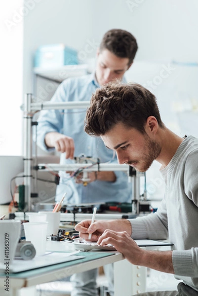 Obraz Studenci inżynierii pracujący w laboratorium