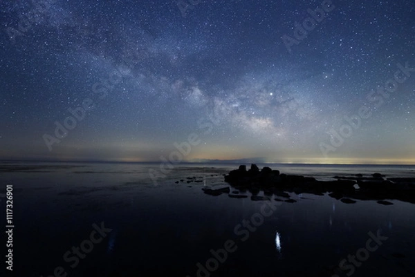 Fototapeta 海の水面にゆれる星と天の川と能登半島の星空