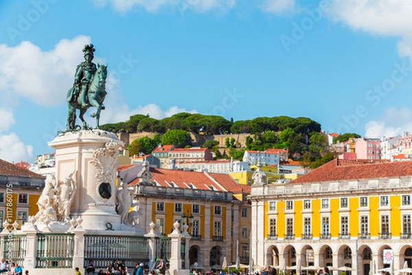 Obraz Vibrant View of Lisbon's Historic Praça do Comércio with Monumental Statue and Colorful Architecture Under a Clear Blue Sky