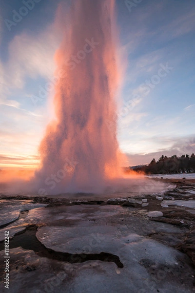 Fototapeta Eruption of the most famous geyser in Iceland- Strokkur. 