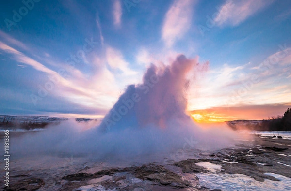 Fototapeta Eruption of the most famous geyser in Iceland- Strokkur. 