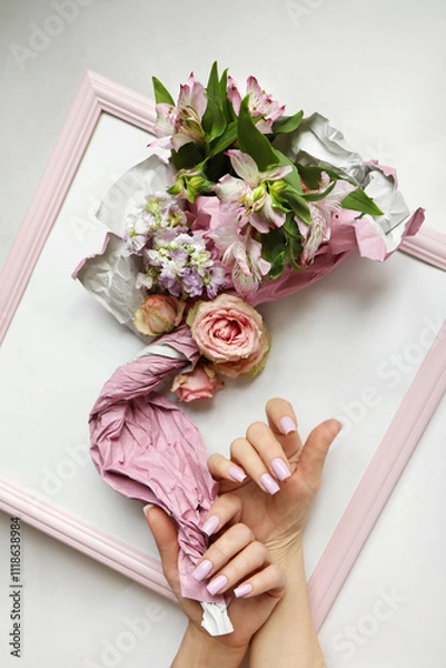 Obraz The beautiful hands of a woman with a manicure are holding a bouquet of flowers.