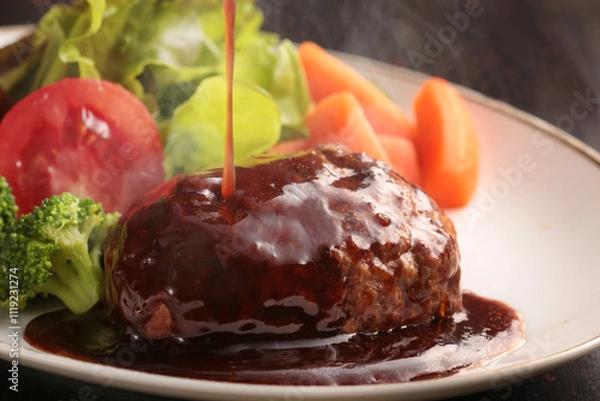 Fototapeta 皿盛りしたジューシーで美味しそうなハンバーグ