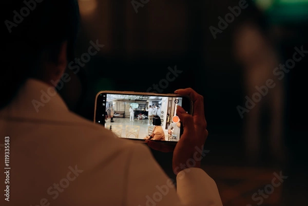 Obraz man taking pictures