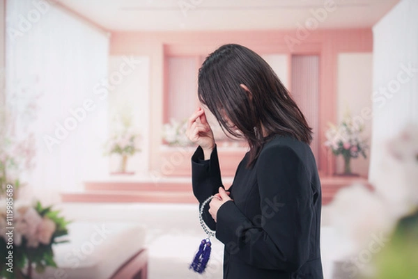 Fototapeta お葬式でお焼香をする女性の参列者