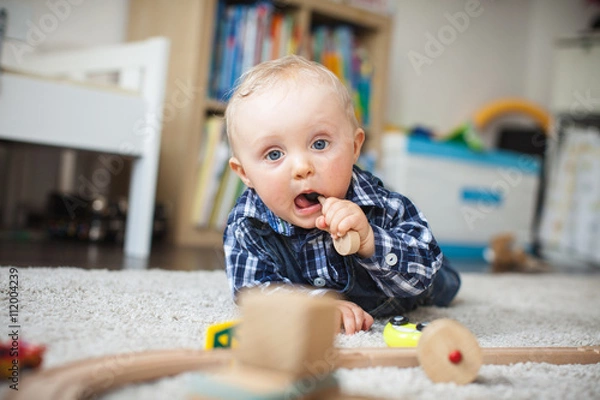 Obraz Baby kostet das Holzspielzeug