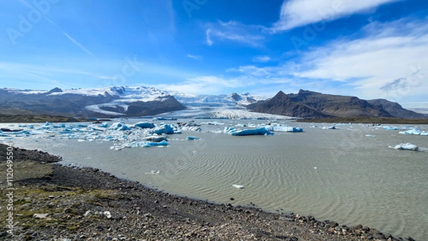 Fototapeta Melting glaciers and shimmering icebergs in a pristine Icelandic natural reserve