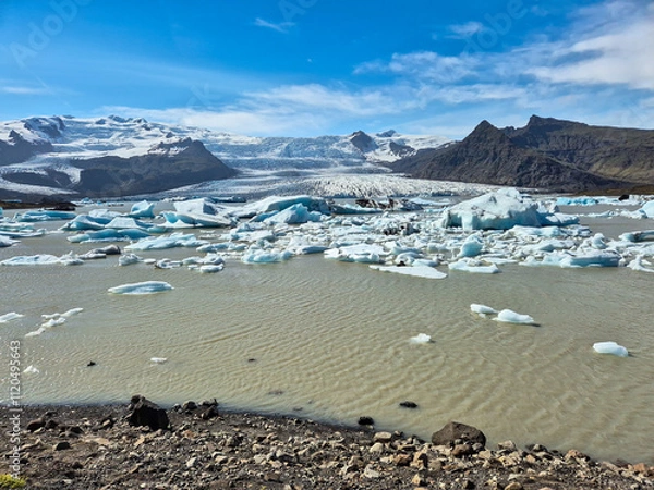 Obraz Melting glaciers and shimmering icebergs in a pristine Icelandic natural reserve