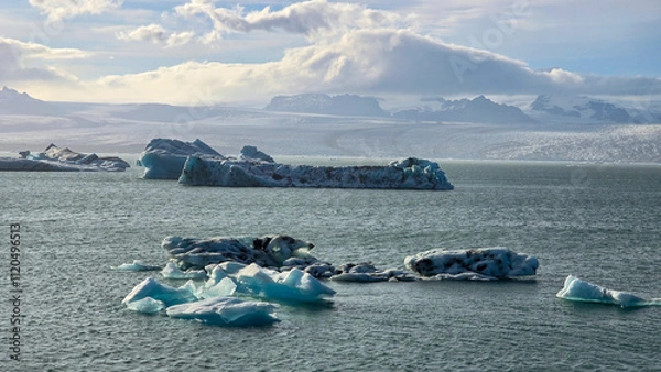 Fototapeta Melting glaciers and shimmering icebergs in a pristine Icelandic natural reserve