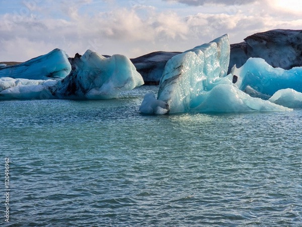 Fototapeta Melting glaciers and shimmering icebergs in a pristine Icelandic natural reserve