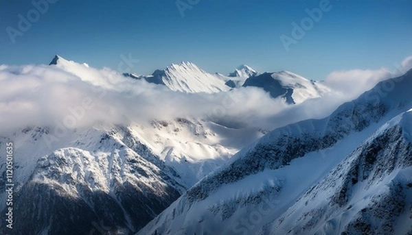 Fototapeta 산봉우리 위로 하얀 눈과 함께 흐릿하게 드리운 구름