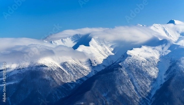 Fototapeta 산봉우리 위로 하얀 눈과 함께 흐릿하게 드리운 구름